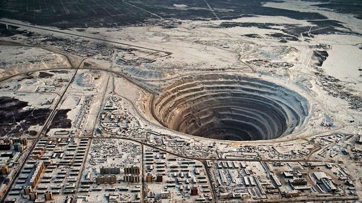 Mirny diamantgruva i Sibirien. Konstruerades av Stalin för att gräva diamanter till den ryska industrin. I dag är gruvan övergiven.  